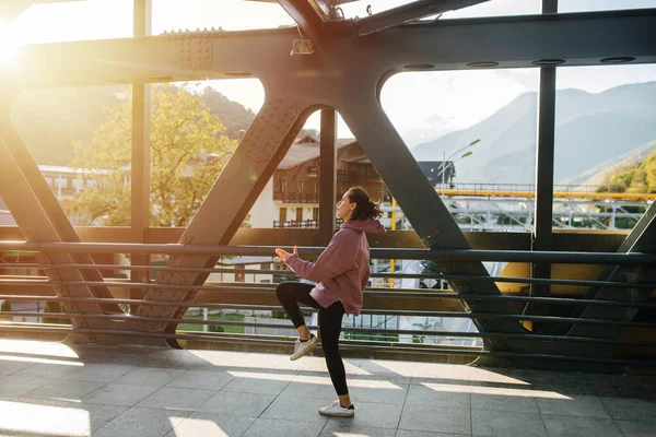 Mujer Joven Haciendo Ejercicio Sobre Una Viga Acero Puente Pie —  Fotos de Stock