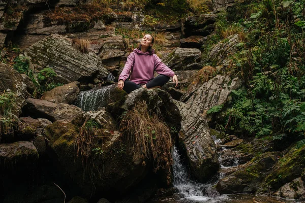 Jovem Mulher Sentada Descalça Uma Grande Pedra Pernas Cruzadas Meditando — Fotografia de Stock