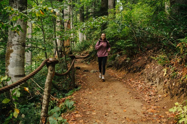 Una Joven Corriendo Por Camino Bosque Montaña Fase Aérea Lleva —  Fotos de Stock