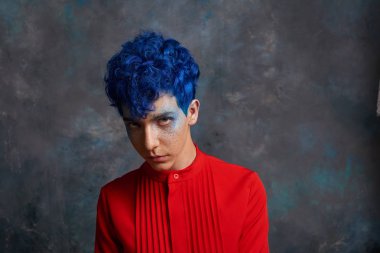 Genç bir moda adam portresi