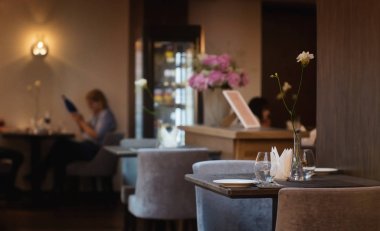 Konuklar restoranda için bekleyen iki kişilik bir masa. görünümü Kapat.