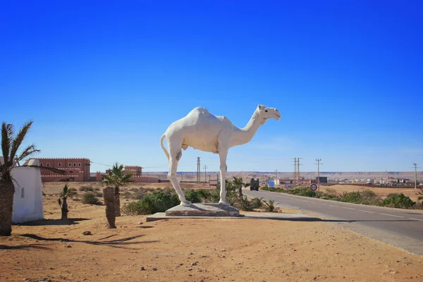 Dromedary deve bir road yakınındaki beyaz heykeli. Afrika.