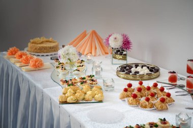 Festival tablo çeşitli yemekler ile. Görünümü Kapat.