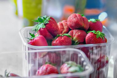 Olgun çilek Plastik kutular içinde. Yakın çekim.