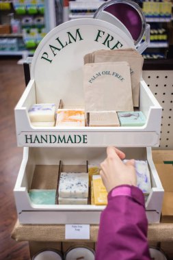 Hurma yağı bedava sabun adet mağaza rafındaki. Görünümü Kapat.