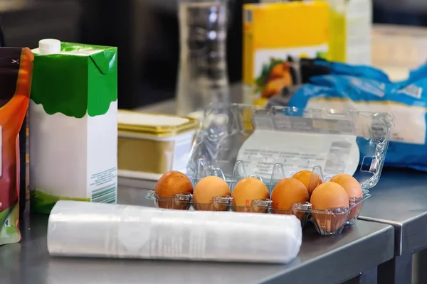 Eier Und Andere Lebensmittel Auf Einem Küchentisch Ansicht Schließen — Stockfoto