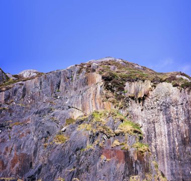 Renkli taş ve mavi gökyüzü. County Cork, İrlanda.