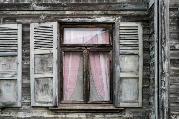 Eski Pencere Kepenkleri Ile Görünümü Kapat — Stok fotoğraf