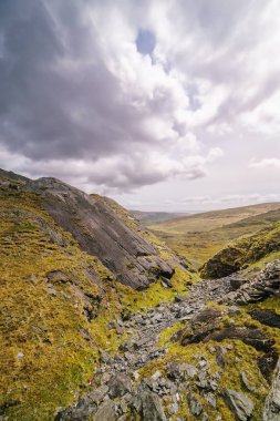 Kayalar ve bahar günü bulutlu Healy Passon taşlar. İrlanda, County Cork.