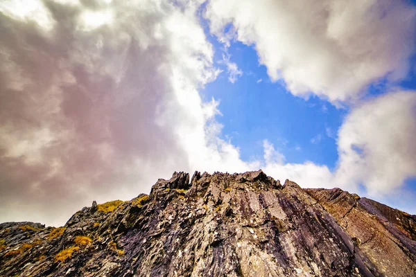 Zakalená Modrá Obloha Nad Vrchol Hory Irsko — Stock fotografie