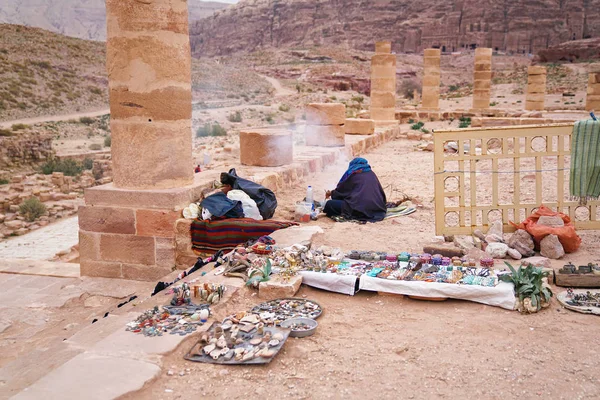 Vendedor Recuerdos Una Antigua Ciudad Rocosa Abandonada Petra Jordania Petra — Foto de Stock