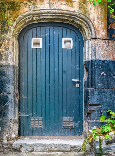 Eski bir evde eski mavi ahşap kapı — Stok fotoğraf