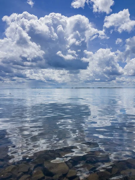 Cielo Nublado Reflejado Lago — Foto de Stock