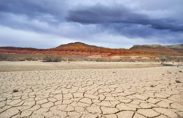 Torra Spruckna Marken Desert Park Och Regniga Molnen Ovanför Bergen — Stockfoto