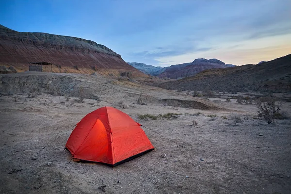 Turistiska Orange Tält Öknen Bergen Vid Soluppgången Kazakstan — Stockfoto