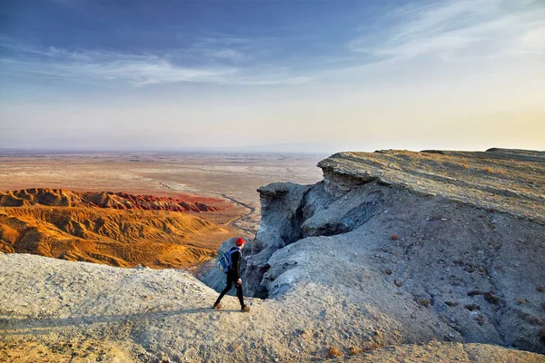Tourist Walking Surreal White Mountains Desert Park Altyn Emel Kazakhstan — Stock Photo, Image