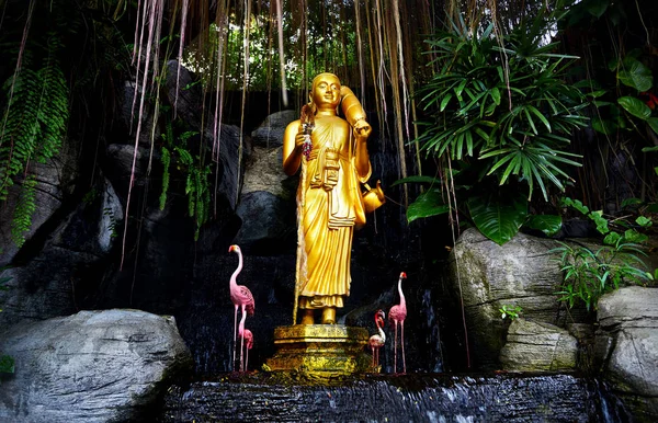 Goldene Buddha Statue Tropischen Garten Mit Wasserfall Wat Saket Goldener — Stockfoto