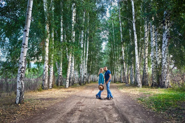 Gelukkige Paar Ingecheckte Shirtjes Knuffelen Weg Berken Hout Kirgizië Romantische — Stockfoto