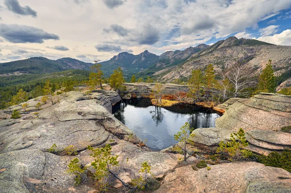 Krásné Jezero Tvaru Srdce Horách Destinaci Karkaraly Národního Parku Centrálním — Stock fotografie