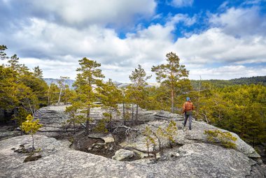 Karkaraly Karkaralinsk, merkezi Kazakistan Milli parkta güzel ormanda yürüyüş kahverengi ceketli adamı