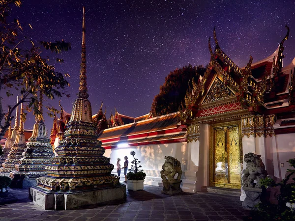 Młoda Para Buddyjskiej Świątyni Złożonych Wat Pho Bangkoku Magicznej Nocy — Zdjęcie stockowe