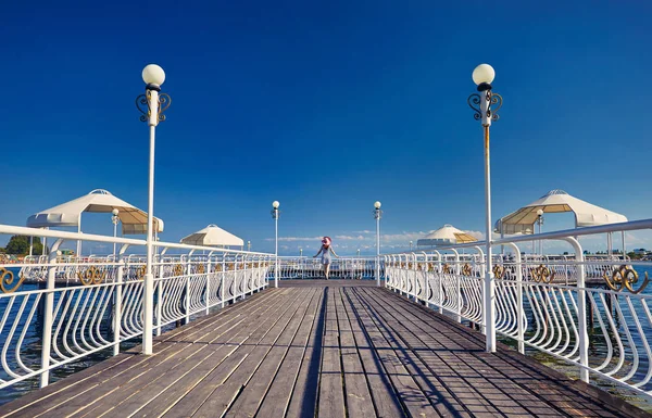 Mujer Turista Con Sombrero Rojo Vestido Rayas Pie Muelle Ruh — Foto de Stock