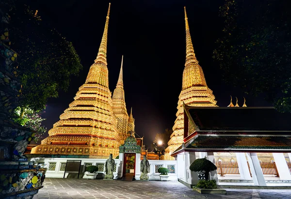 仏教タイの夜空で バンコクで黄金の仏塔を持つ寺院ワットポー 有名なランドマークや都市の光景 — ストック写真