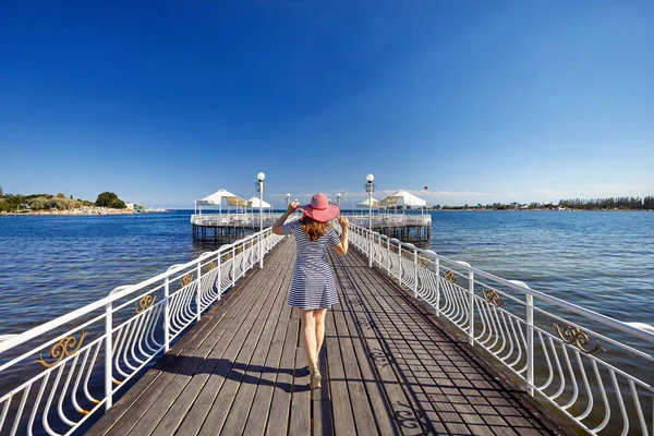 Turist Kvinna Röd Hatt Och Randig Klänning Står Piren Ruh — Stockfoto