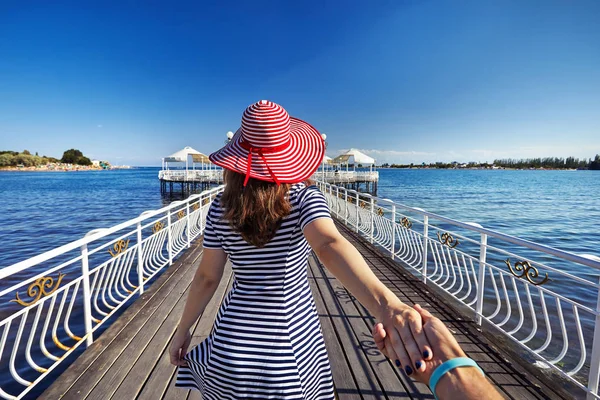 Kvinna Röd Hatt Och Randig Klänning Hålla Hans Pojkvän För — Stockfoto