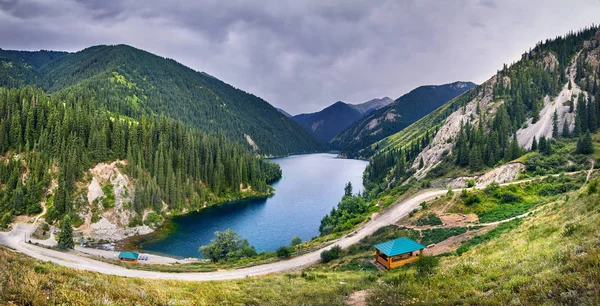 Панорама Горного Озера Колсай Горах Еловым Лесом Казахстане — стоковое фото