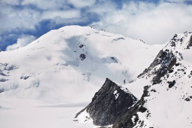 Almatı, Kazakistan'ın Zaili Alatay yüksek dağ aralığında kar Zirvesi Molodejniy (4.147 m)