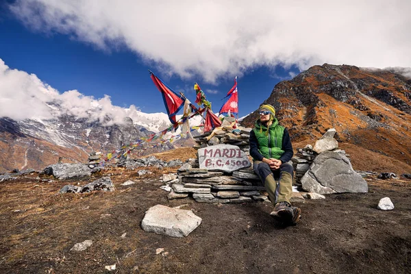 Turista Con Vistas Nevada Montaña Del Himalaya Campamento Base Mardi — Foto de Stock