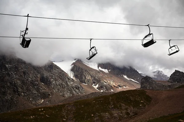 在灰色多云的天空山滑雪场缆车站 — 图库照片