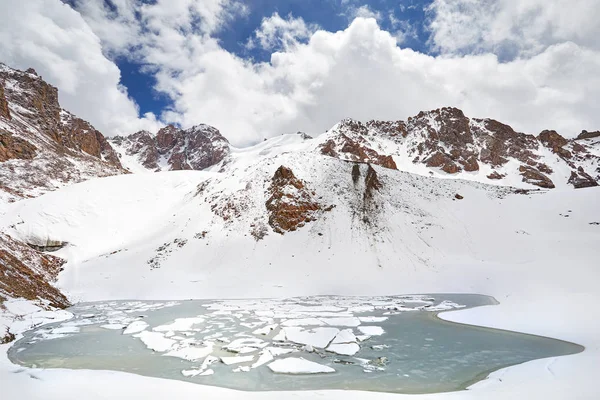 Lago Montaña Con Hielo Montaña Nevada Lago Zaili Alatay Almaty —  Fotos de Stock