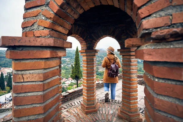 Turist Kvinna Hatt Och Ryggsäck Kyrkan Hösten Dimmig Tid Signagi — Stockfoto