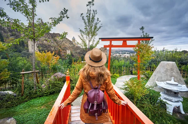 Kvinna Brun Hatt Japanska Trädgården Och Gamla Slottet Narikala Mulen — Stockfoto