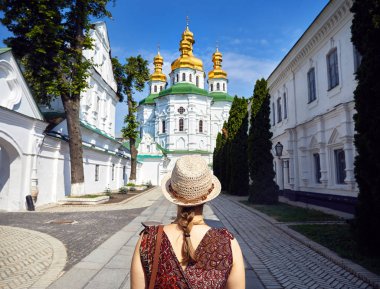 Kilisede, Kiev Pechersk Lavra Hıristiyan karmaşık altın kubbe ile seyir şapka kadında. Kiev, Ukrayna tarihi binalar