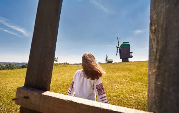 Schönes Ukrainisches Mädchen Das Der Nähe Alter Hölzerner Windmühlen Weißen — Stockfoto