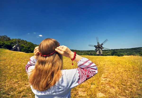 Vackra Ukrainska Flicka Klädd Blomsterkrans Trä Vind Mills Bakgrund Vit — Stockfoto