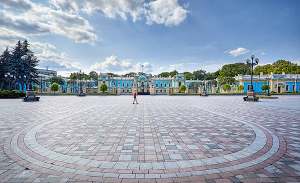 Vörös Ing Séta Előtt Mariinsky Palace Napsütéses Napon Kiev Ukrajna — Stock Fotó