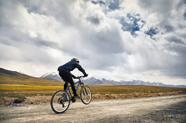 Man Mountain Bike Rides Road High Mountains Blue Sky Background — Stock Photo, Image