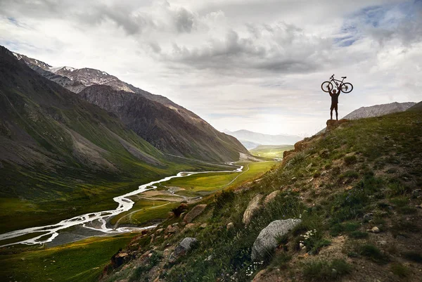 Epik Dağ Bisikleti Siluet Hill Ile Nehri Dağ Vadisi Arka — Stok fotoğraf