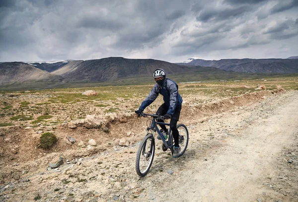 Hombre Bicicleta Montaña Paseos Camino Del Campo Las Montañas Fondo —  Fotos de Stock