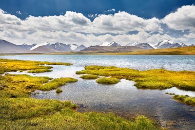 Kırgızistan'daki bulutlu gökyüzü karşı Vadisi'nde dağ Gölü