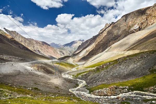 Route Rivière Eau Vive Dans Vallée Montagne Ciel Nuageux Bleu — Photo