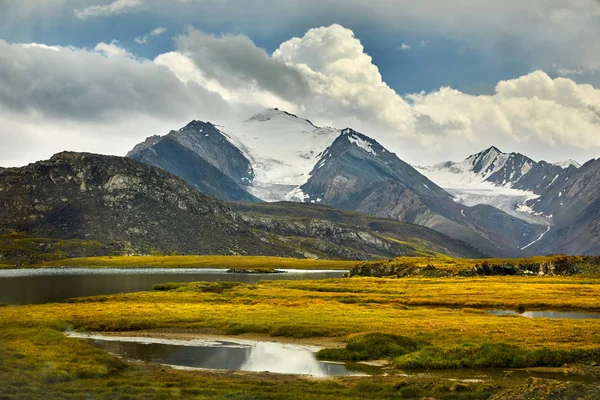 Hermoso Lago Montaña Nevada Valle Contra Cielo Nublado Kirguistán —  Fotos de Stock