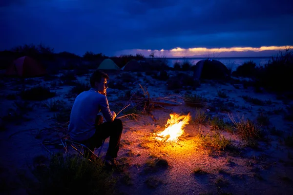 Man Bij Kampvuur Tent Kijken Nacht Het Strand Van Lake — Stockfoto