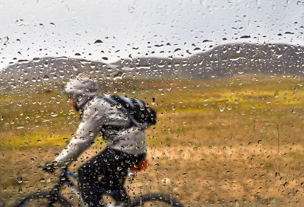 Window Rain Drops Man Mountain Bike Rides Country Road Out — Stock Photo, Image