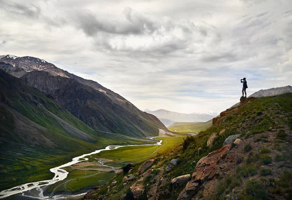 Silhouette Des Menschen Der Wasser Auf Dem Hügel Mit Blick — Stockfoto