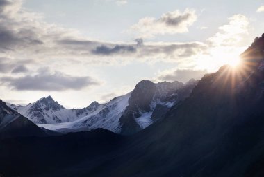 Kazakistan, Orta Asya'yükselen güneş ile karlı dağların güzel manzara